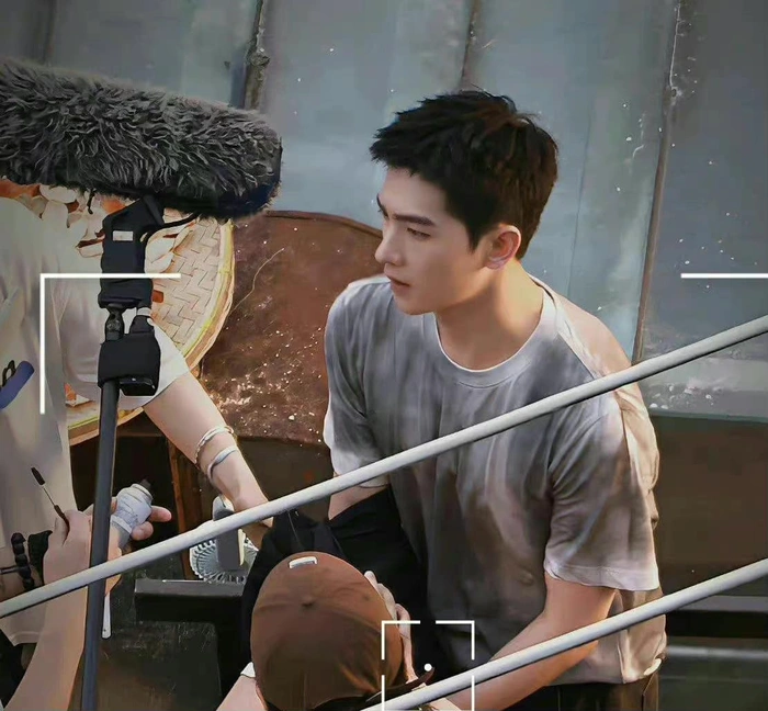 Đỉnh như Dương Dương, đẹp trai đến mức khiến các cô dâu bỏ chồng chạy ra ngắm mình đóng phim