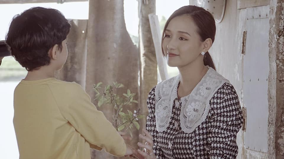 "Nữ chủ tịch giàu nhất VFC" ghi điểm với gu thời trang sang trọng, quyến rũ cả trên phim lẫn ngoài đời