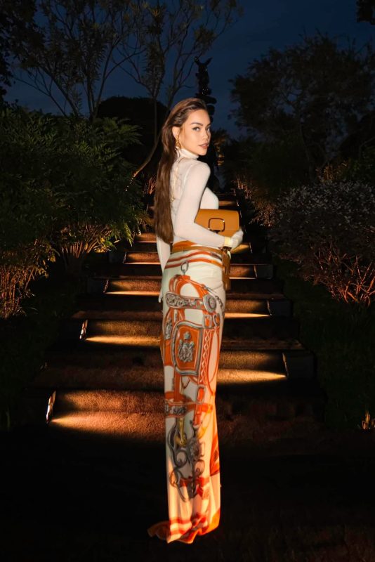 Hồ Ngọc Hà biểu diễn trên sân khấu với phong cách quyến rũ và cuốn hút