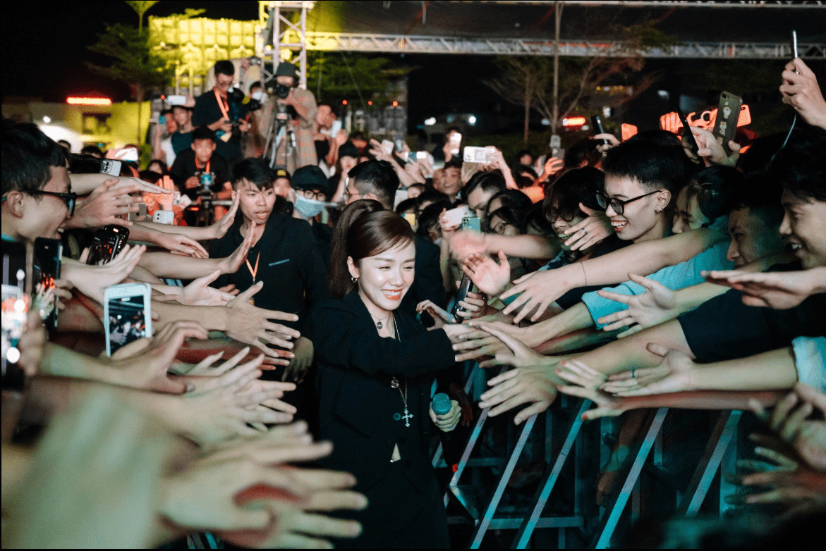 Gần 10.000 tân sinh viên "phiêu hết mình" với Trúc Nhân, Low G, Phương Ly