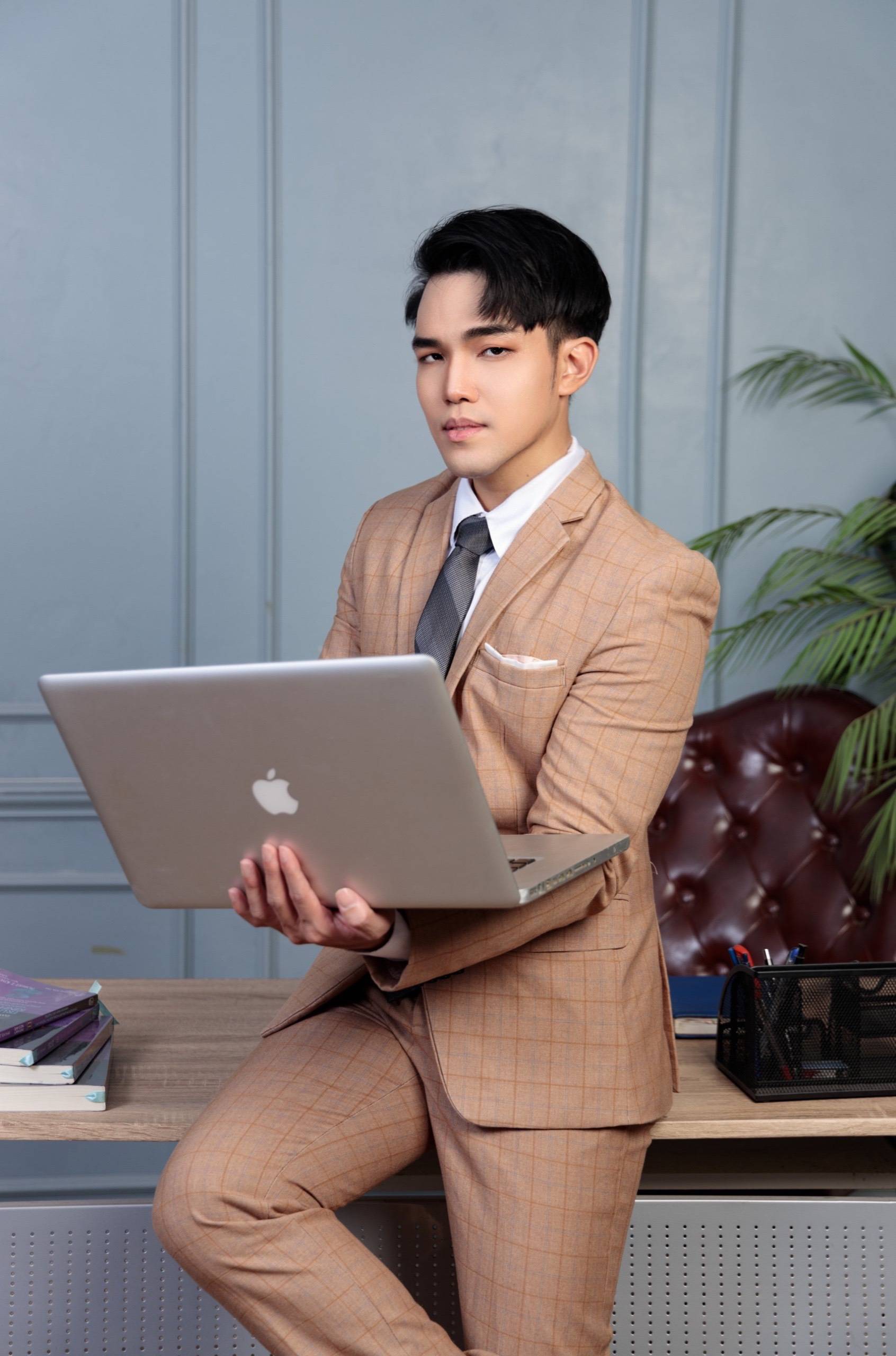 Lê Anh Minh: Thầy giáo 9X với khát khao nghệ thuật cháy bỏng, Giám khảo trẻ "oanh tạc" các cuộc thi dành cho giới trẻ
