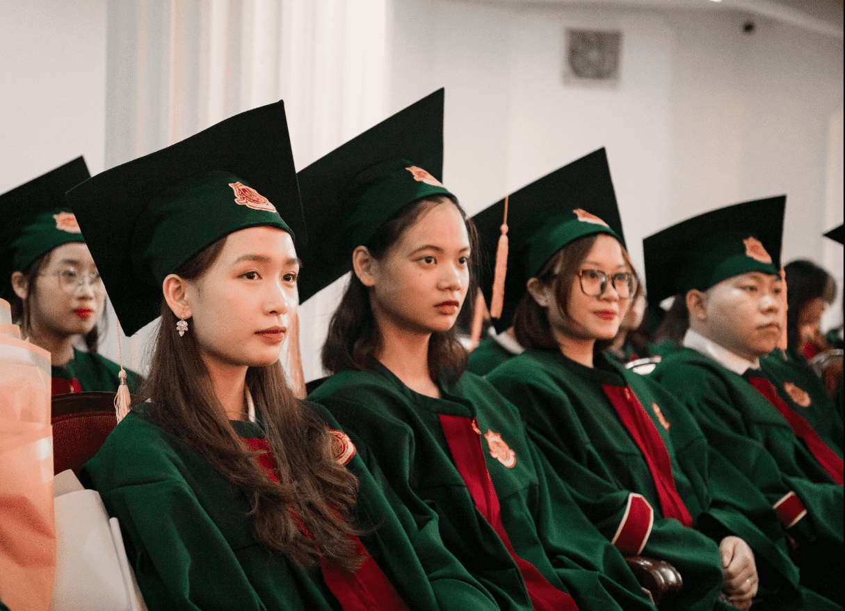 Bộ lễ phục ấn tượng của sinh viên kinh tế trong ngày tốt nghiệp