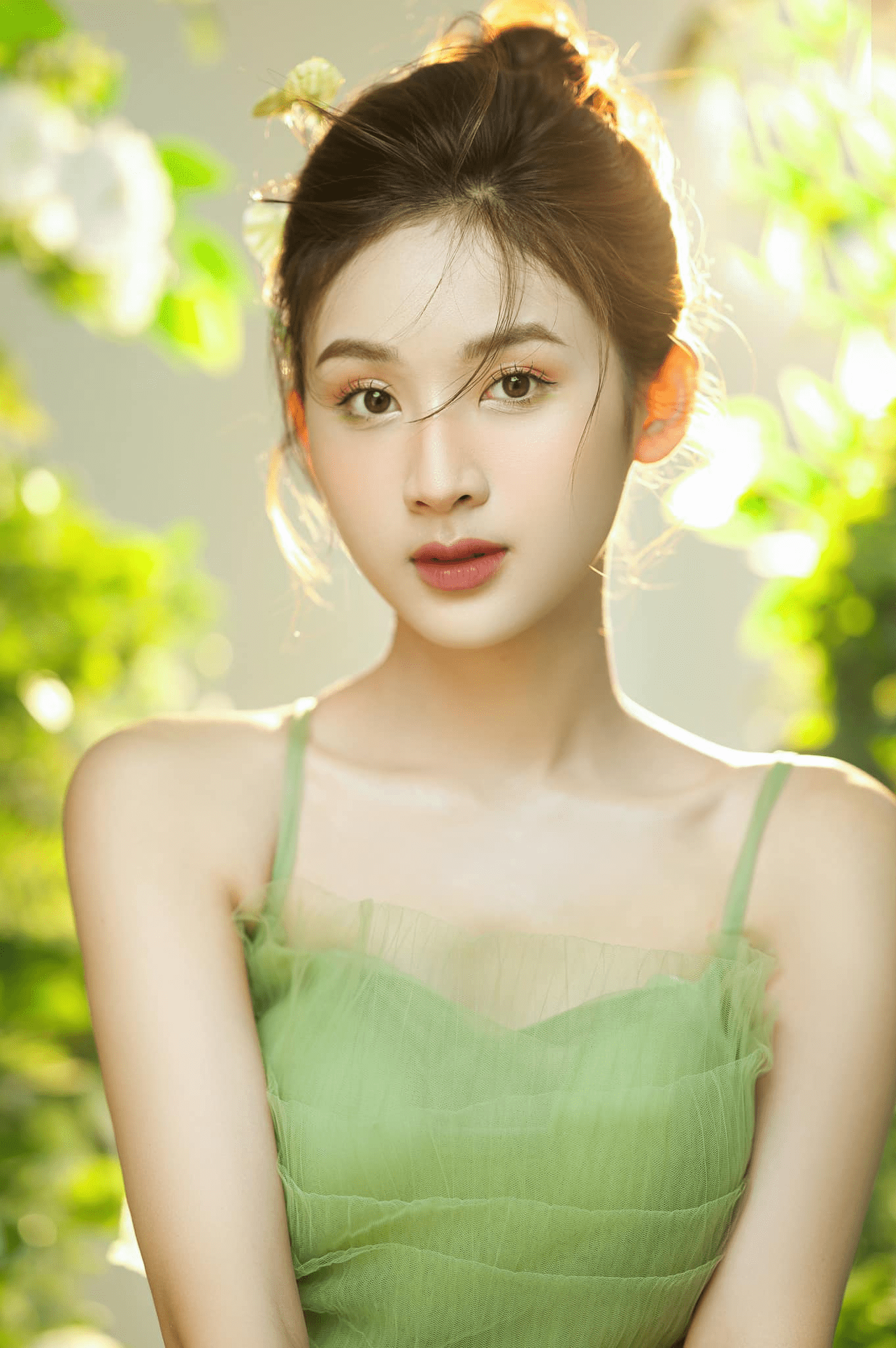Ngắm nhìn nữ sinh ĐH Kinh tế Quốc dân xinh đẹp tựa nàng thơ, ánh mắt hút hồn "gieo thương nhớ"