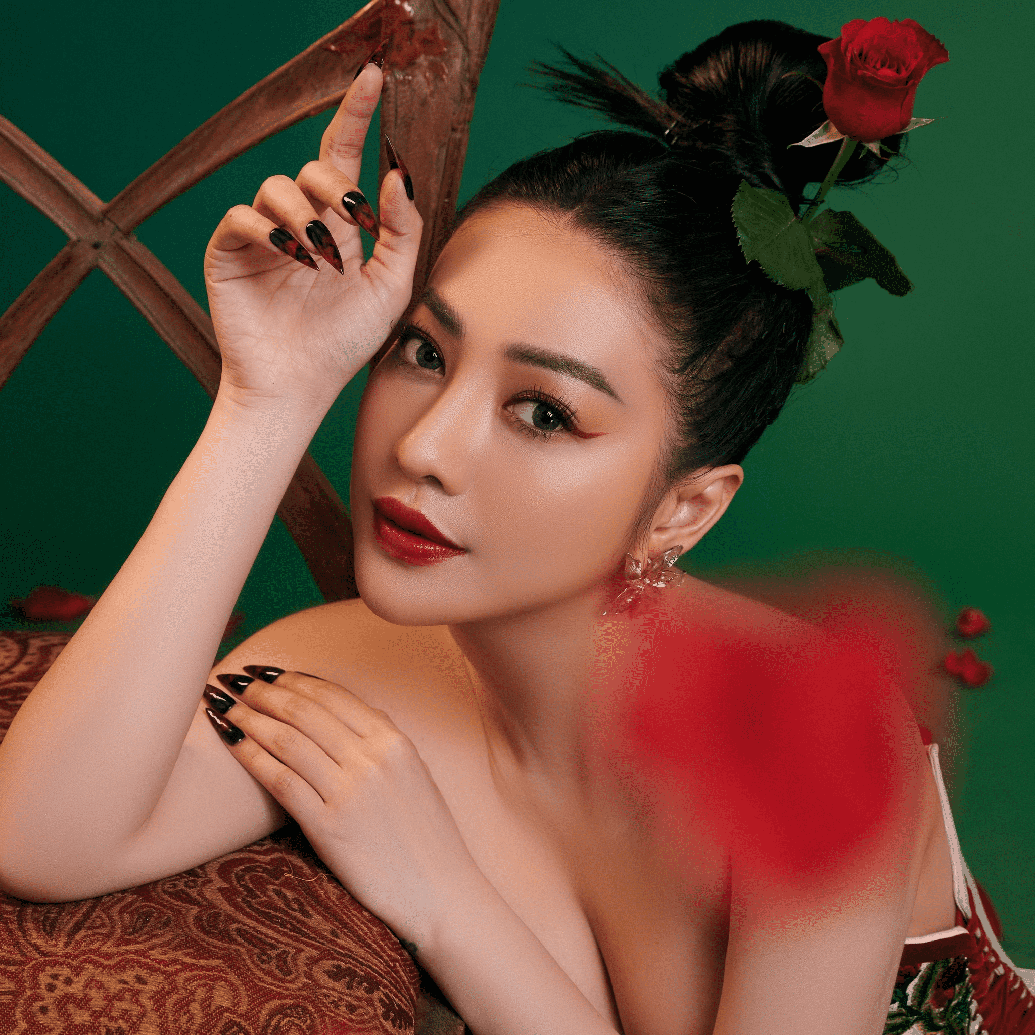 Mia - Nữ ca sĩ sở hữu vẻ đẹp nóng bỏng "đốt mắt" người hâm mộ