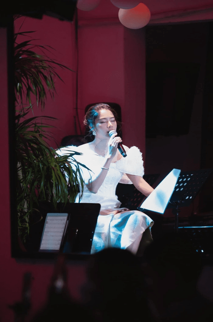 Nam Em 'ký đầu' fan ngay trên sân khấu