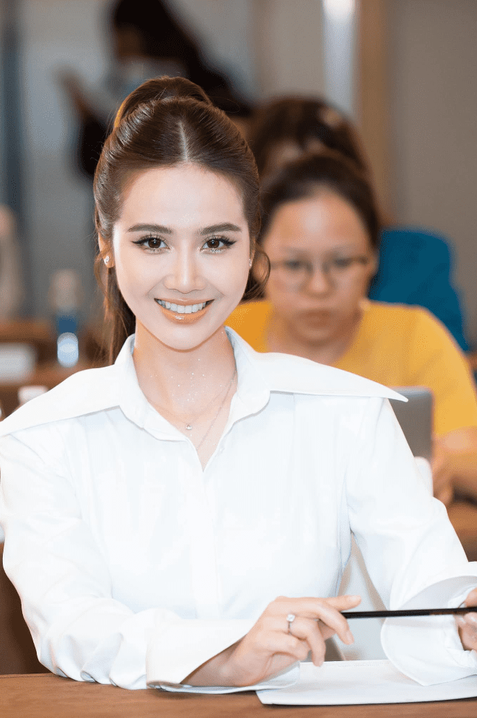 Huyền Lizzie là một diễn viên và doanh nhân nổi tiếng của Việt Nam.