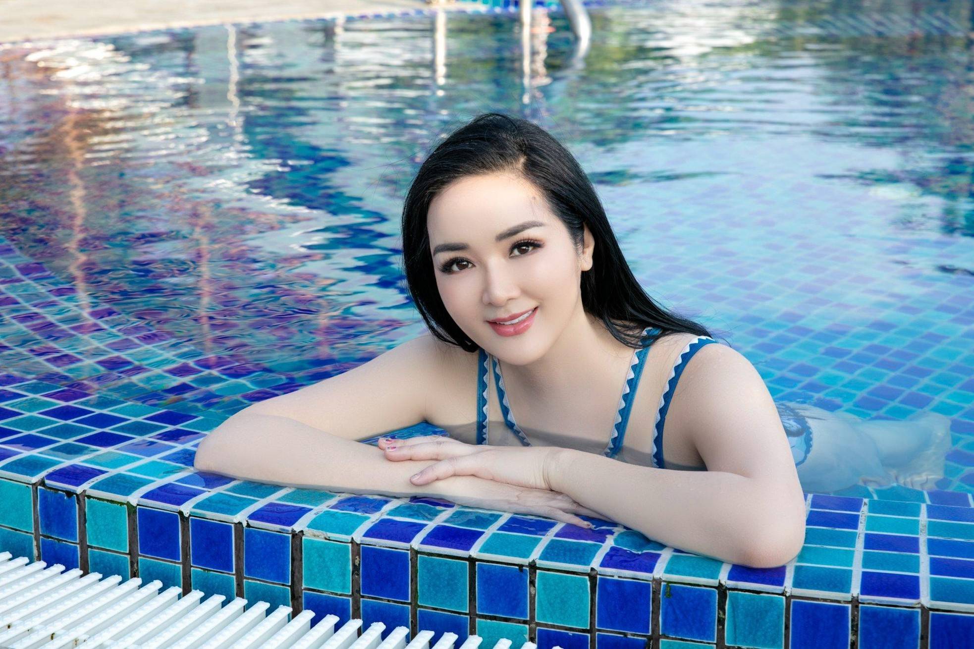Hoa hậu Giáng My tự tin khoe sắc vóc nóng bỏng với áo tắm cut-out ở tuổi ngũ tuần