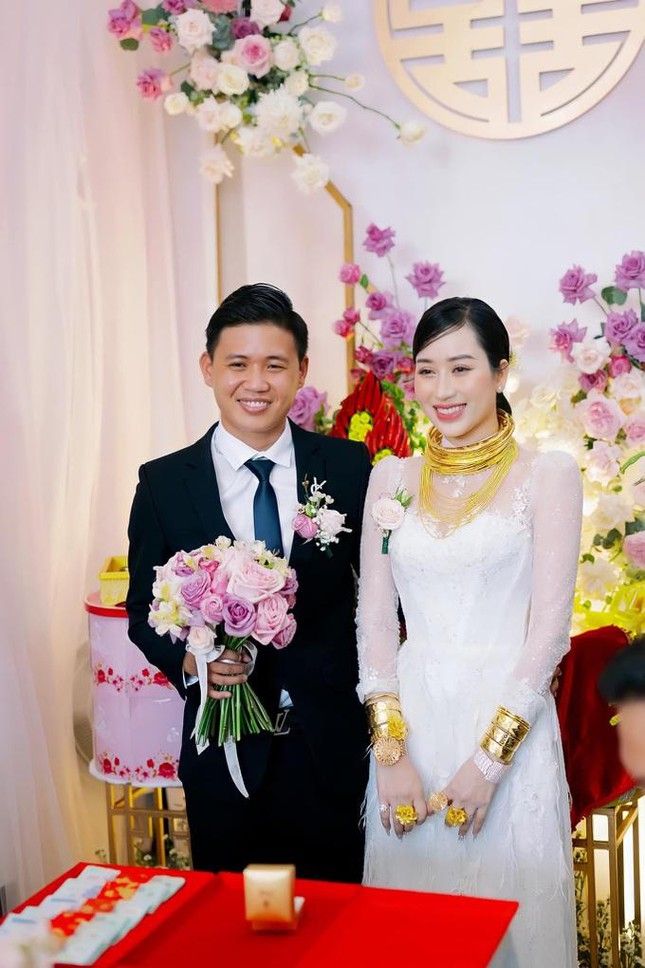 Đám cưới 'ngập vàng' và chuyện tình 5 năm của cặp đôi ở Vĩnh Long