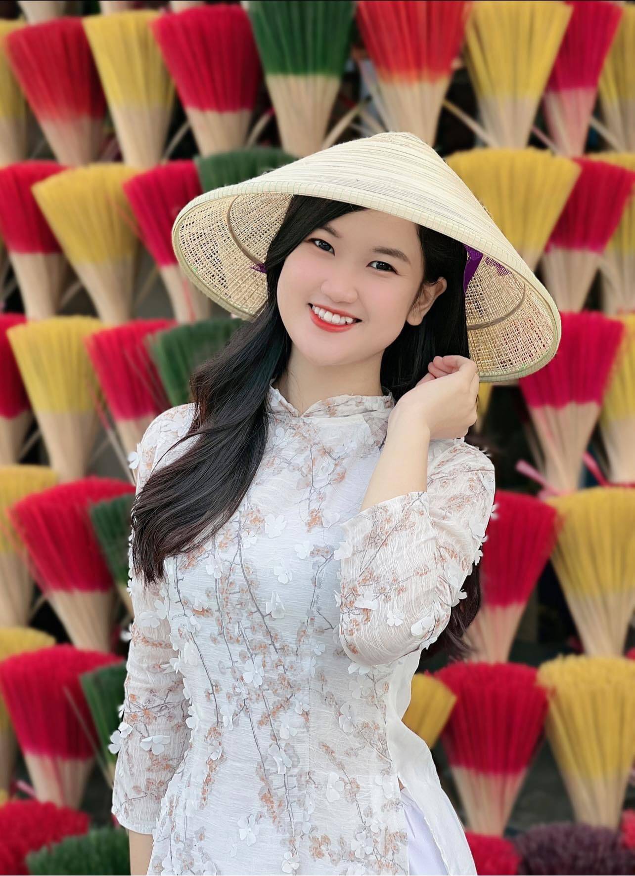 KOLs Quỳnh Hương- cử nhân ngành Luật sở hữu nhan sắc xinh đẹp và tài năng