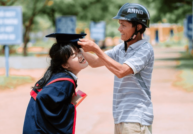 Khoảnh khắc ấm áp của nữ sinh bên cha trong ngày chụp ảnh kỷ yếu