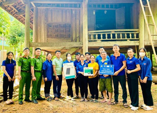 Đèn năng lượng mặt trời tri ân gia đình chính sách có công với cách mạng