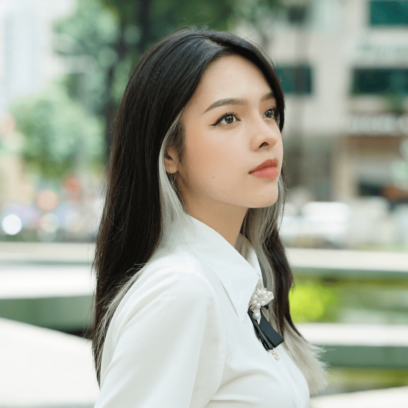 Nữ TikToker trong video triệu view hát trong thang máy là ai