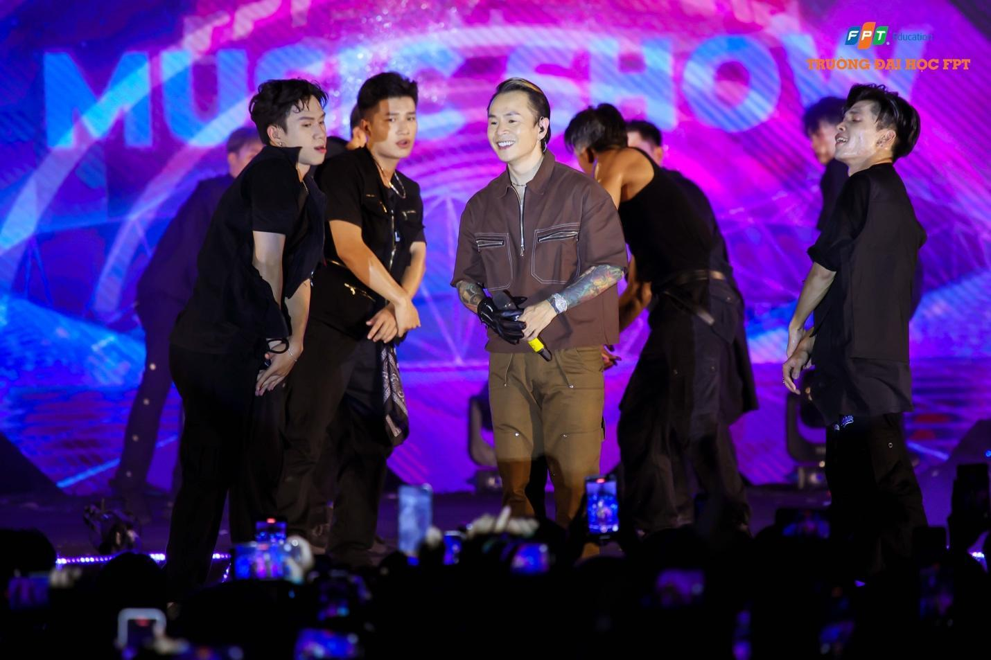 Binz mang loạt HIT đình đám 'quẩy tung' đại nhạc hội Music Show của Đại học FPT