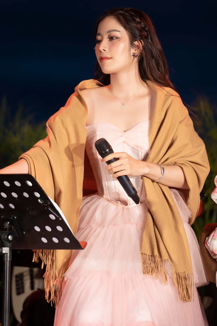 Hình ảnh Nam Em ngồi chợp mắt ngay hành lang ra vào show diễn, netizen không ngớt lời khen
