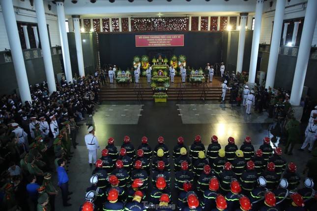 Trung ương Đoàn trao Huy hiệu Tuổi trẻ dũng cảm tại lễ tang ba chiến sĩ phòng cháy chữa cháy