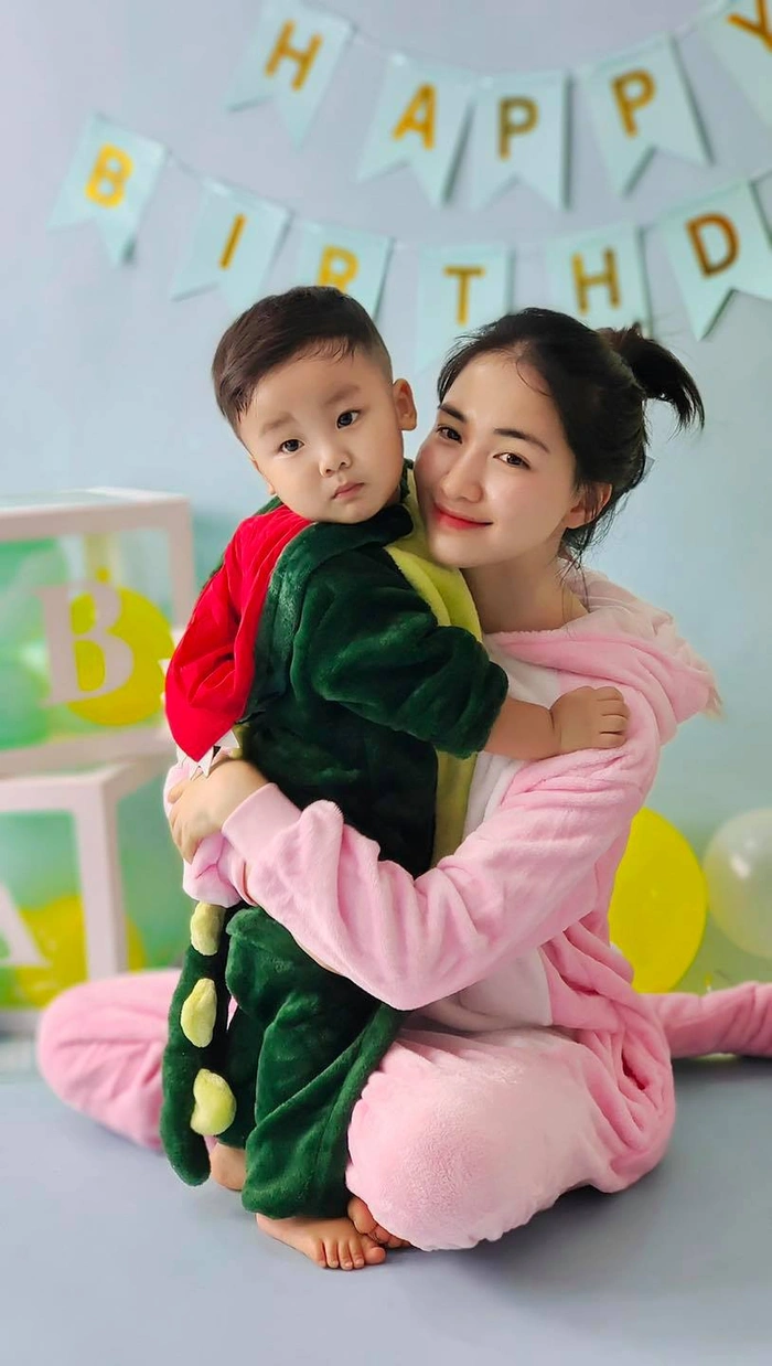 Bé Bo lên đồ vest cực bảnh bao hộ tống Hòa Minzy đi diễn, ra dáng 'trụ cột gia đình' lắm rồi!
