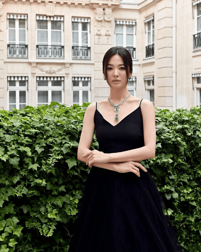 Song Hye Kyo vô tình để lộ đôi chân ngắn ngủn vì bộ đồ phản chủ, netizen chê không bằng Son Ye Jin