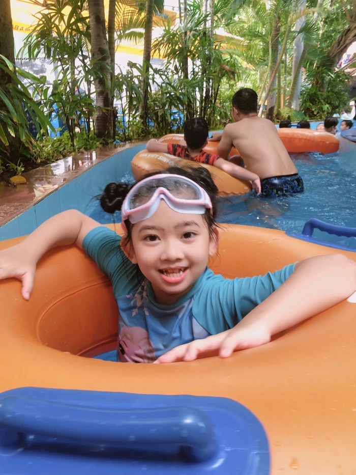 Con gái cố diễn viên Mai Phương vui vẻ trong kì nghỉ hè cùng bảo mẫu