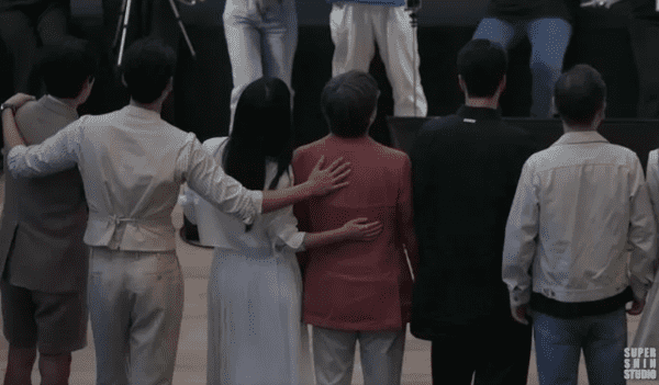 Kim Woo Bin ghi điểm nhờ hành động cực tinh tế dành cho Kim Tae Ri, netizen tiếc vì không thể đẩy thuyền
