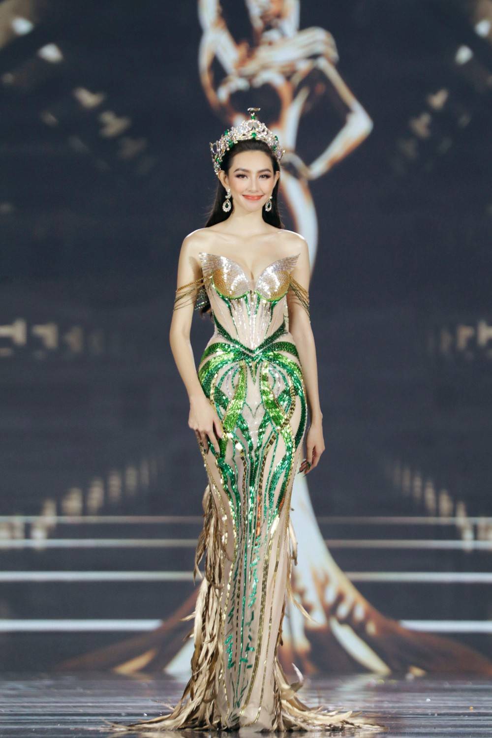 Trang phục final walk của dàn hoa hậu Việt: người quyến rũ hết nấc, người giản dị bất ngờ