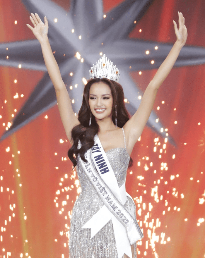 Hà Hồ quay MV cho ca khúc hát tại chung kết Miss Universe, lên đồ cắt xẻ không thể 'hiểm hóc' hơn