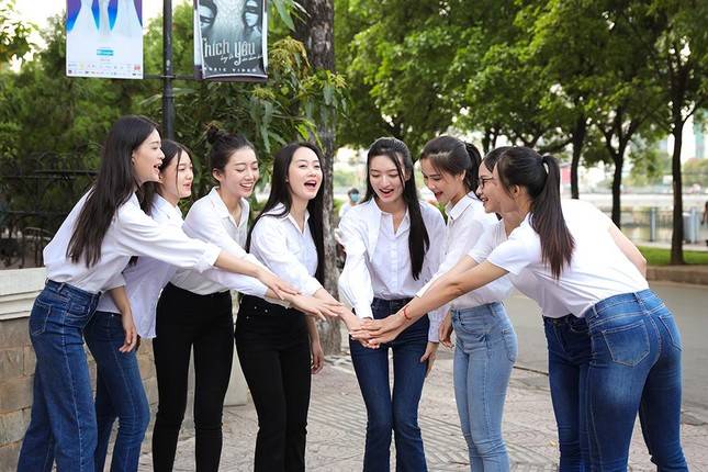 Lương Thùy Linh, Kiều Loan, Tường San xúc động khi nghe câu chuyện của bệnh nhân xương thủy tinh