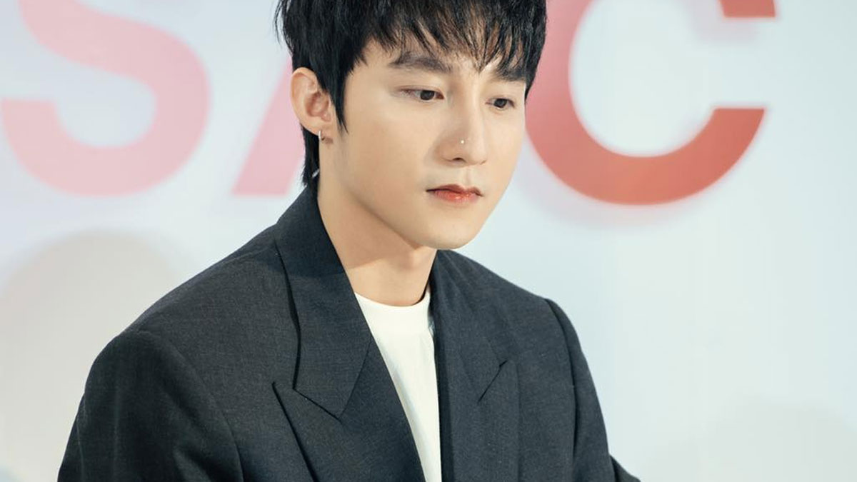 Sơn Tùng M-TP trong trang phục vest lịch lãm