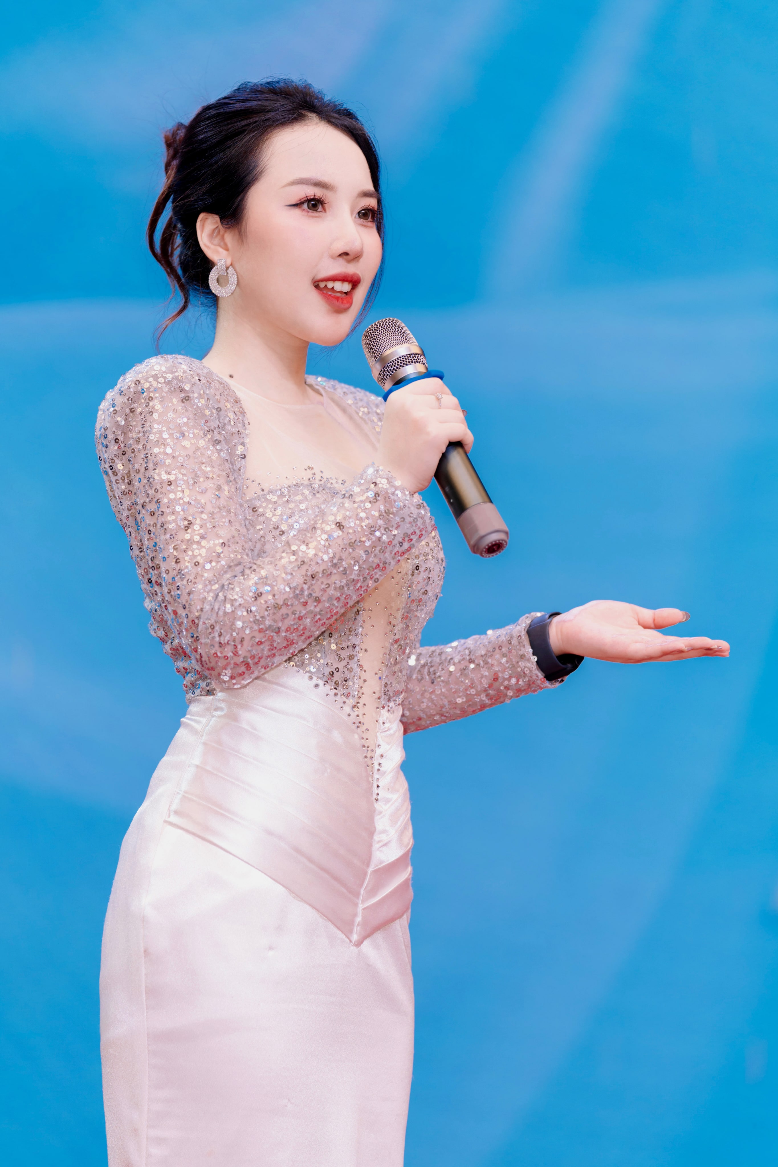 Hành Trình Từ Cô Bé PG Đam Mê Với Cây Mic Đến MC Quen Mặt Của PNJ
