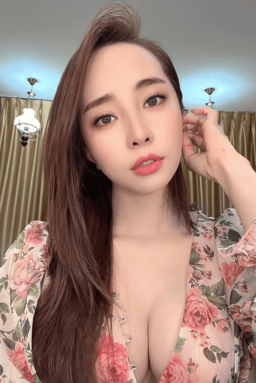 'Gái ngành cao cấp' Sinh Tử diện đầm 2 dây khiến vòng 1 như muốn 'bùng nổ'