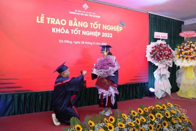 Chàng trai Đà Nẵng bất ngờ cầu hôn bạn gái ngay trong lễ nhận bằng tốt nghiệp