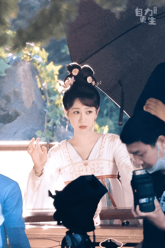 Dương Tử khoe bờ vai ngợi cảm bên 'tình mới'