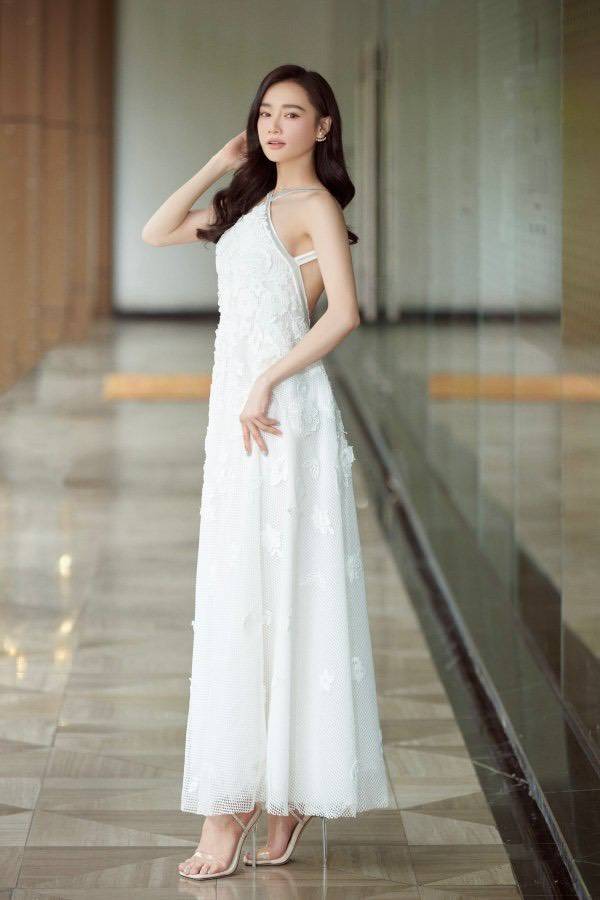 Diễn viên Nhã Phương tích cực "lăng xê" tấm lưng ong với các thiết kế cắt xẻ