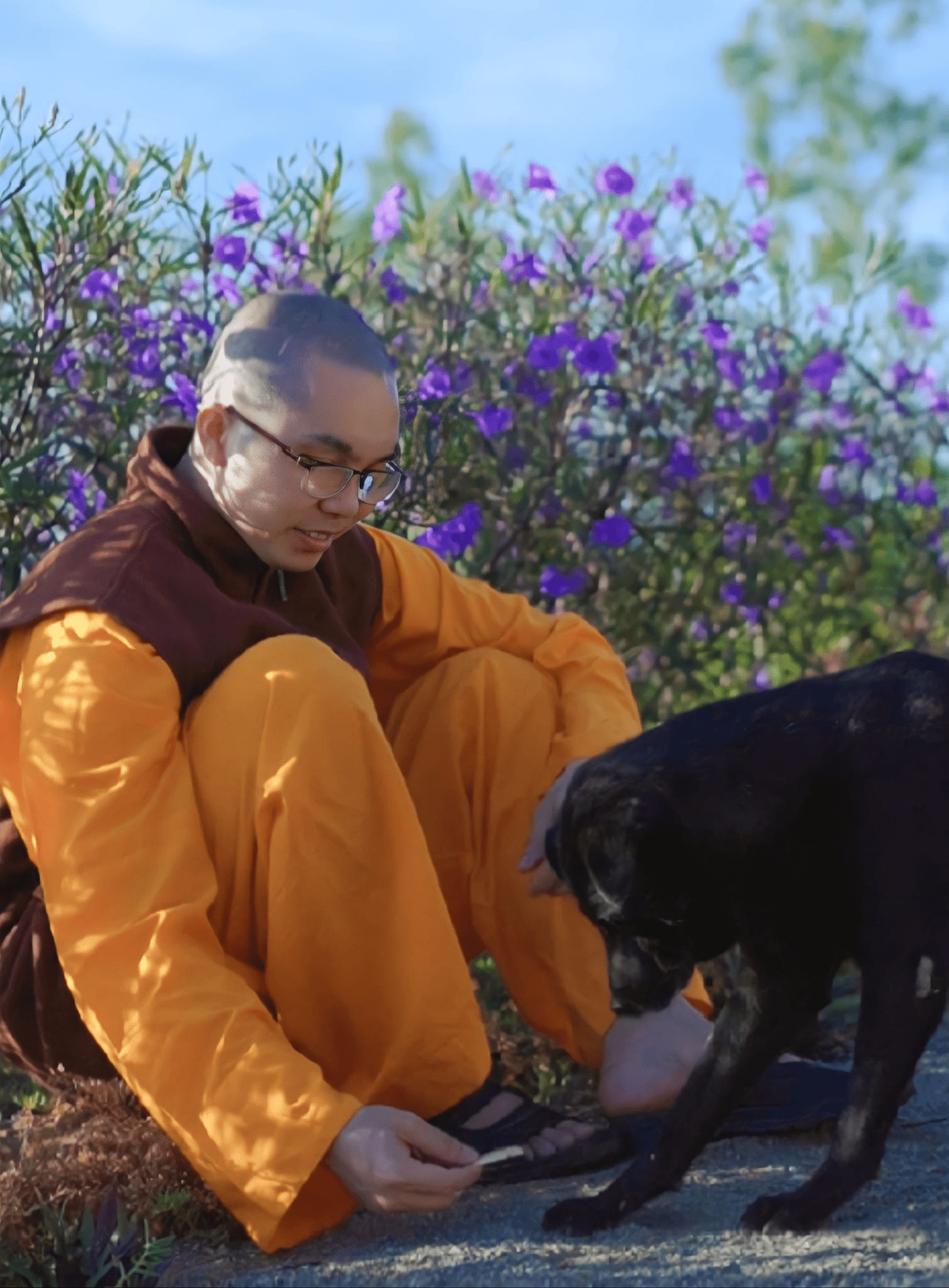 Sư thầy Thích Khải Tuấn "chữa lành" qua các video dạy nấu ăn