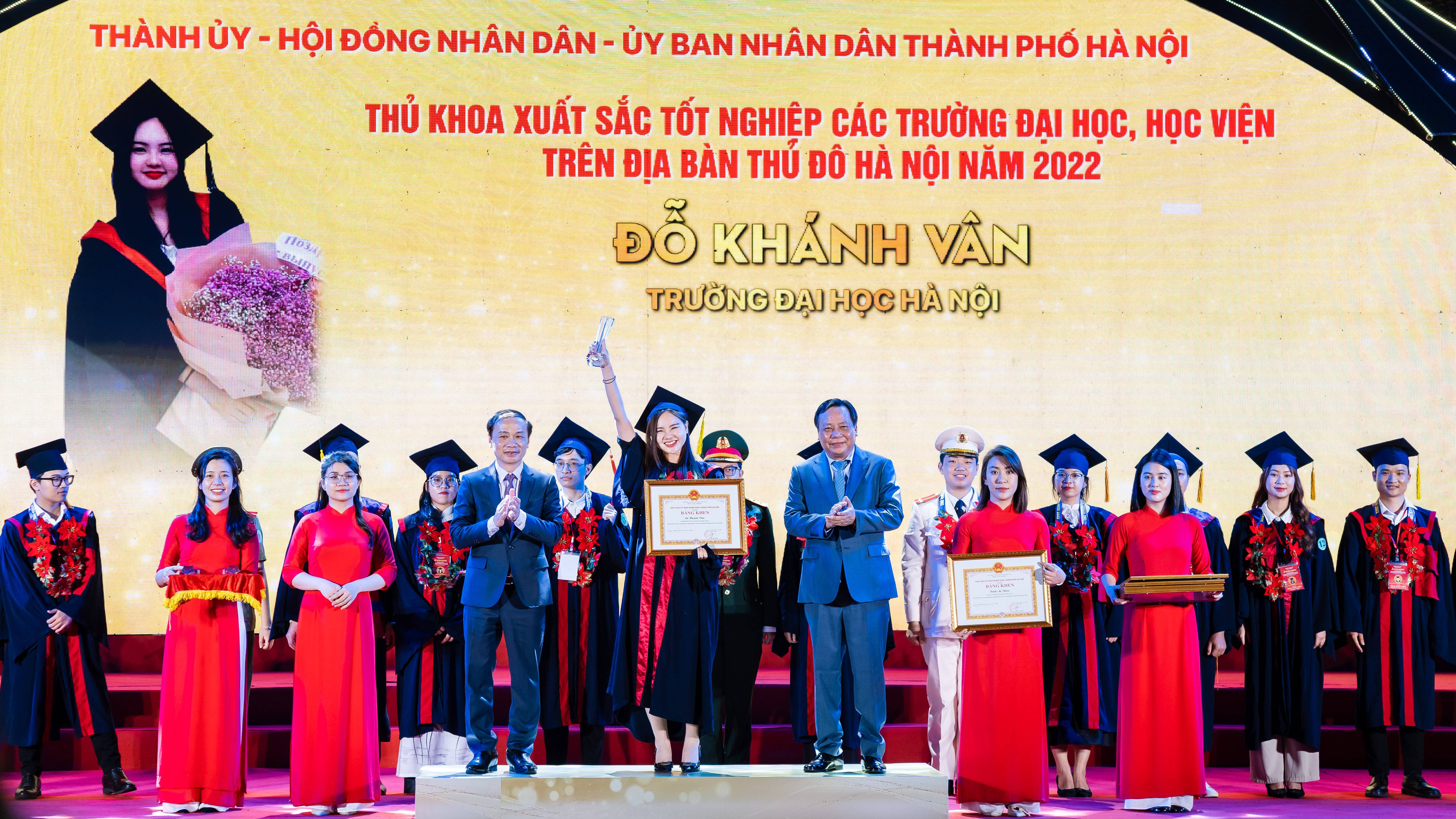 Thủ khoa Trường Đại học Hà Nội: Nữ trợ lý Giám đốc Branding-Marketing, fan Kpop chính hiệu