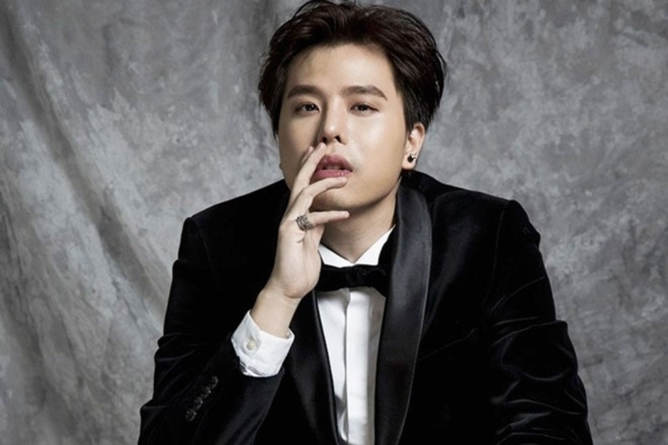 Trịnh Thăng Bình biểu diễn trên sân khấu