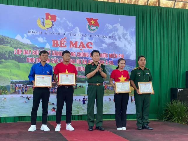 Dạy bơi miễn phí cho trẻ em vùng biên giới tỉnh TT-Huế