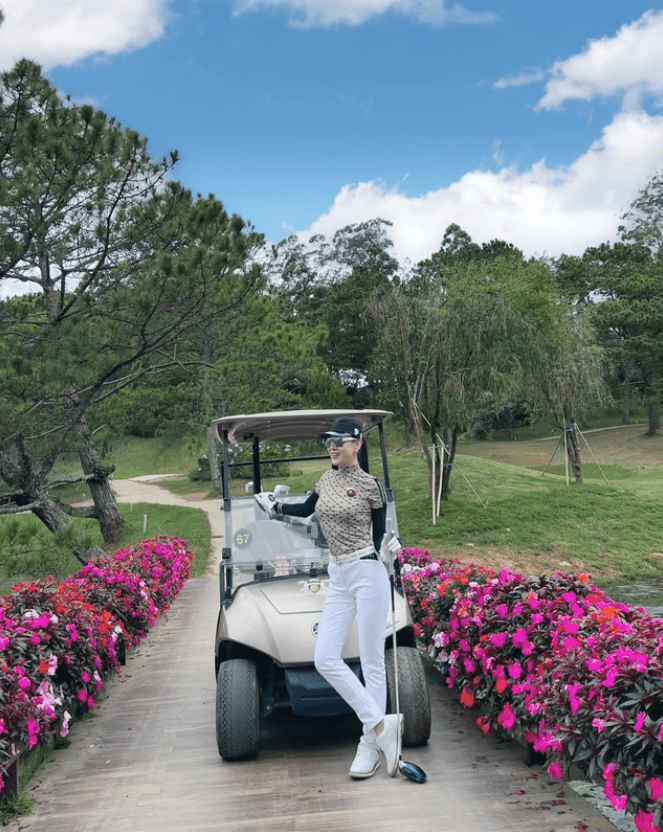 Phương Oanh tình tứ với Shark Bình ở sân golf giữa bão dư luận