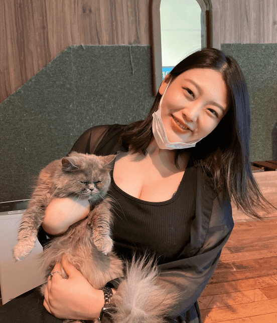 Bỏ nghề vì lương không đủ sống, hot girl dạy bơi đổi đời sau vài thước phim