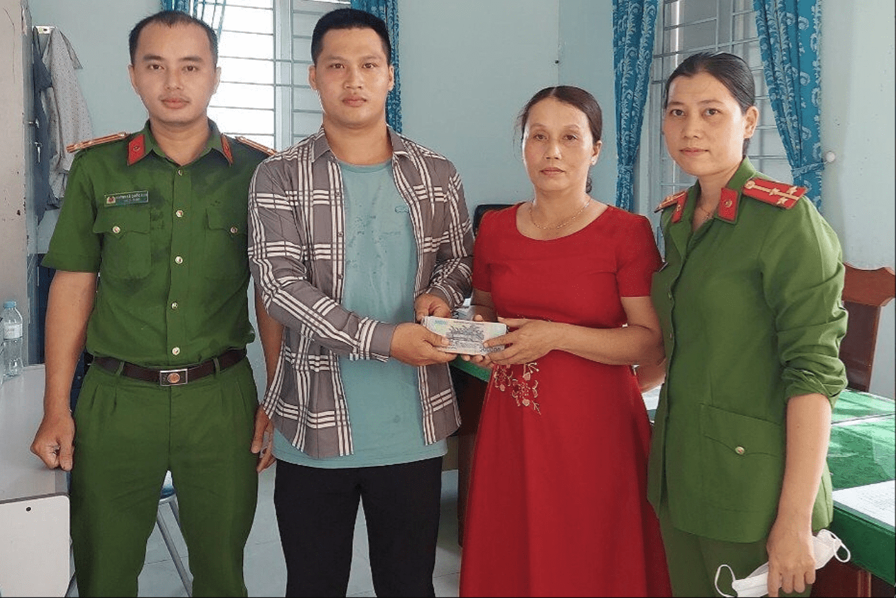 Nhặt 58 triệu đồng, nam thanh niên trả lại người đánh rơi