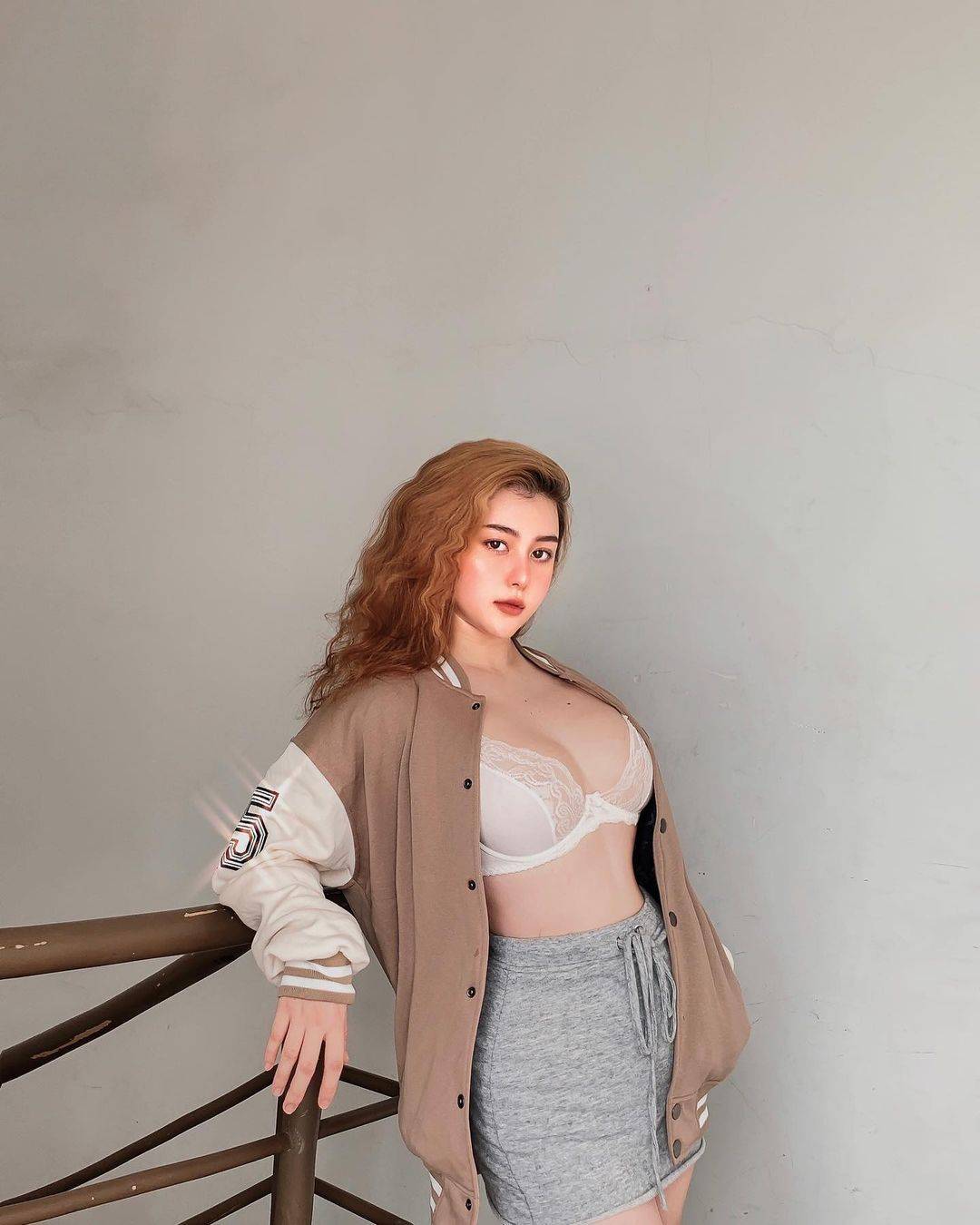 Làm mẹ ở tuổi đôi mươi, bí quyết này giúp hot girl lai nóng bỏng vẫn giữ được vẻ quyến rũ hút hồn netizen
