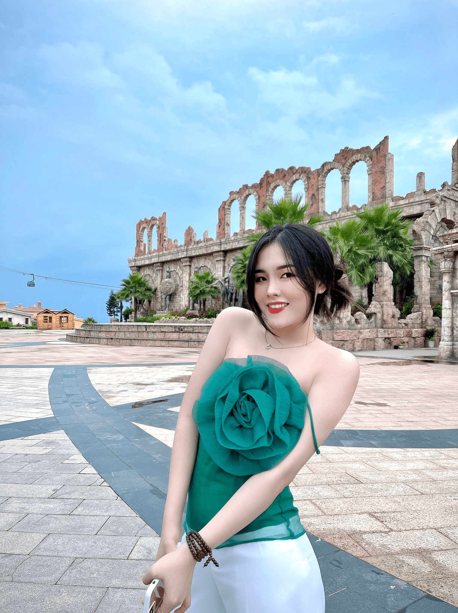 Xuất hiện nàng tiên đời thực, hội tụ đủ mọi vẻ đẹp từ da trắng, dáng chuẩn, mặt xinh