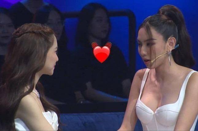 Khoảnh khắc đáng yêu gây 'bão' của Hoa hậu Thùy Tiên khi gặp gỡ con trai Hòa Minzy