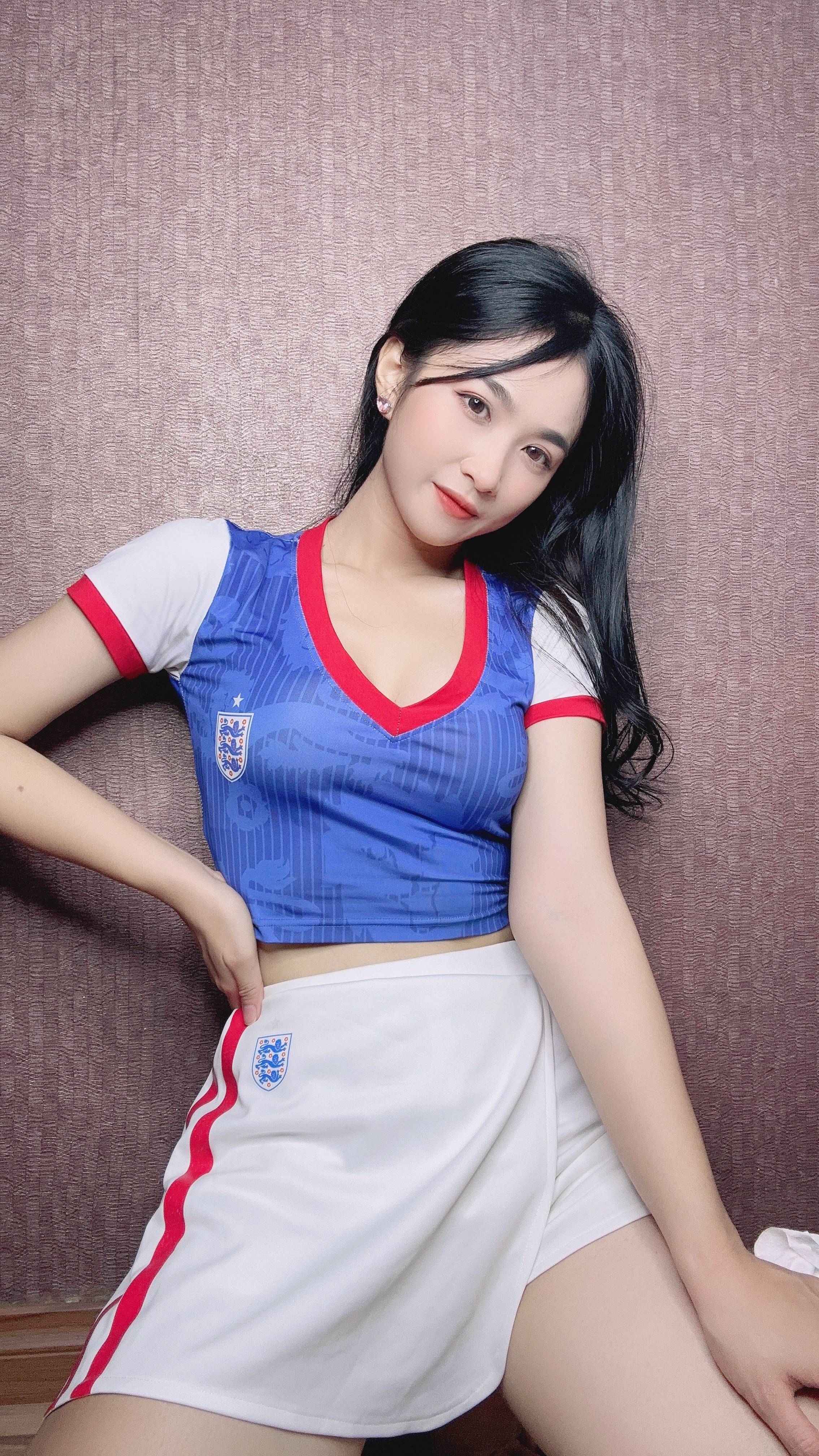 Nóng cùng World Cup với Hotgirl đại diện đội tuyển Anh