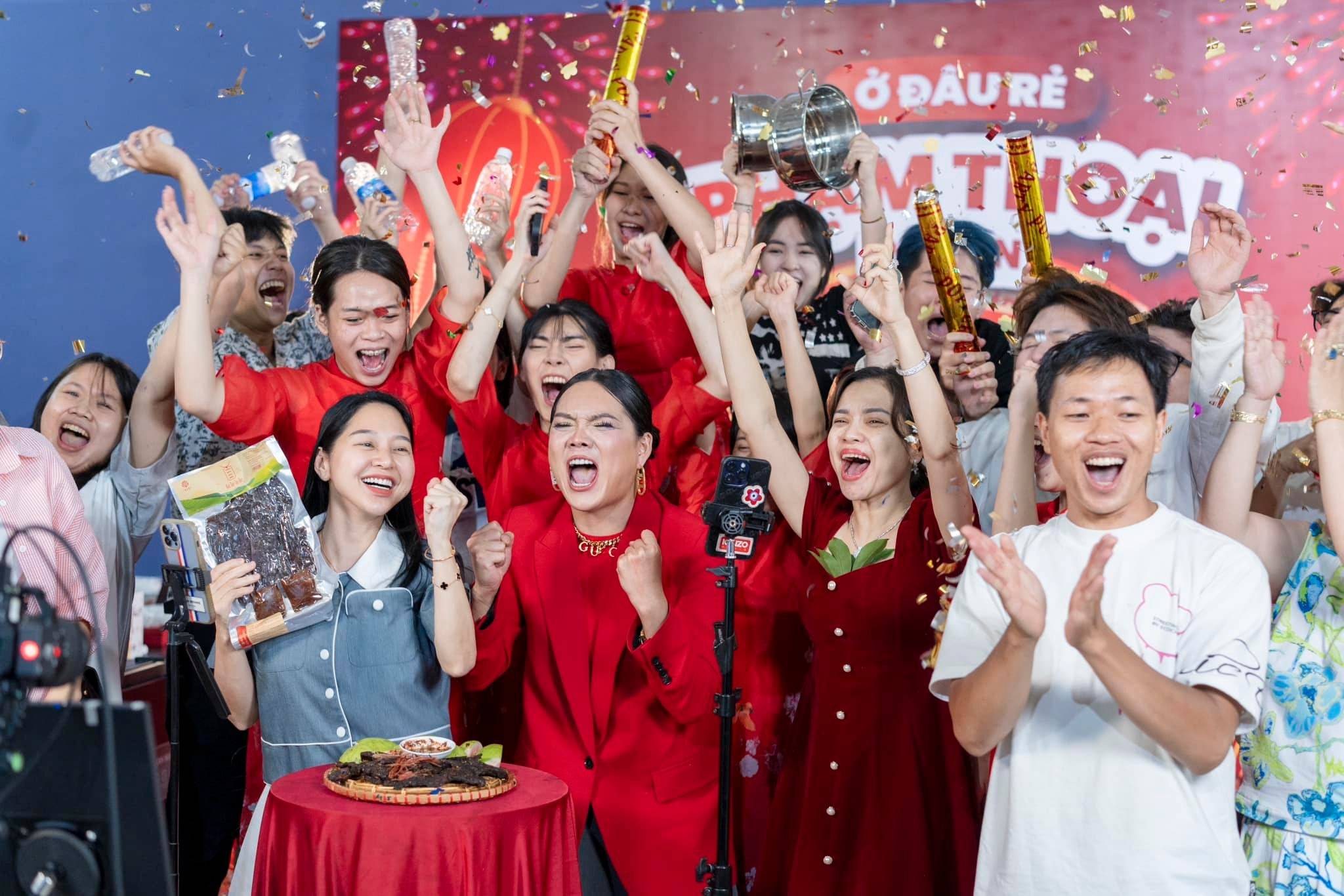 Phạm Thoại: Từ "Thánh Livestream" Đến Ông Trùm Thời Trang? Hành Trình "Lột Xác" Gây Choáng Váng!