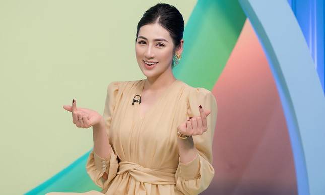 Á hậu Tú Anh trở lại dẫn chương trình trên sóng truyền hình quốc gia sau 6 năm