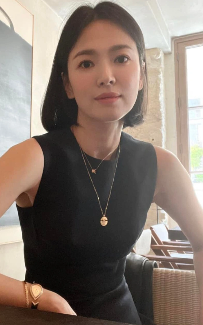 Song Hye Kyo trẻ đẹp, 'ăn đứt' chân dài kém 15 tuổi khi chung khung hình