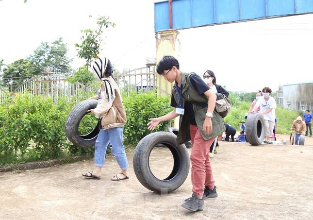Sắc màu tuổi thơ ở buôn làng vùng sâu