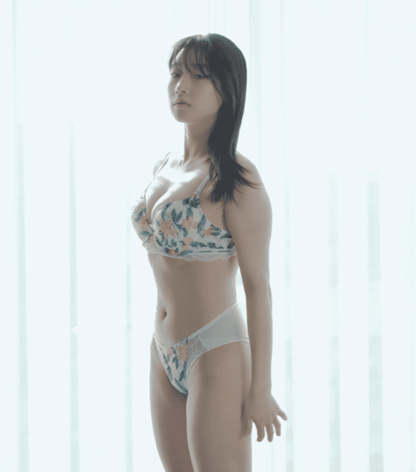 Hot girl áo tắm tung video full HD bối cảnh 'thiếu vắng đàn ông'