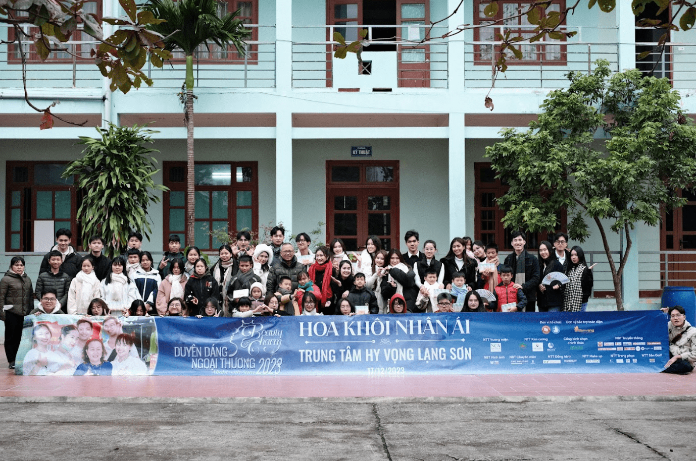 NỮ SINH NGOẠI THƯƠNG & HÀNH TRÌNH “NHÂN ÁI” MANG HƠI ẤM ĐẾN TRUNG TÂM HY VỌNG LẠNG SƠN