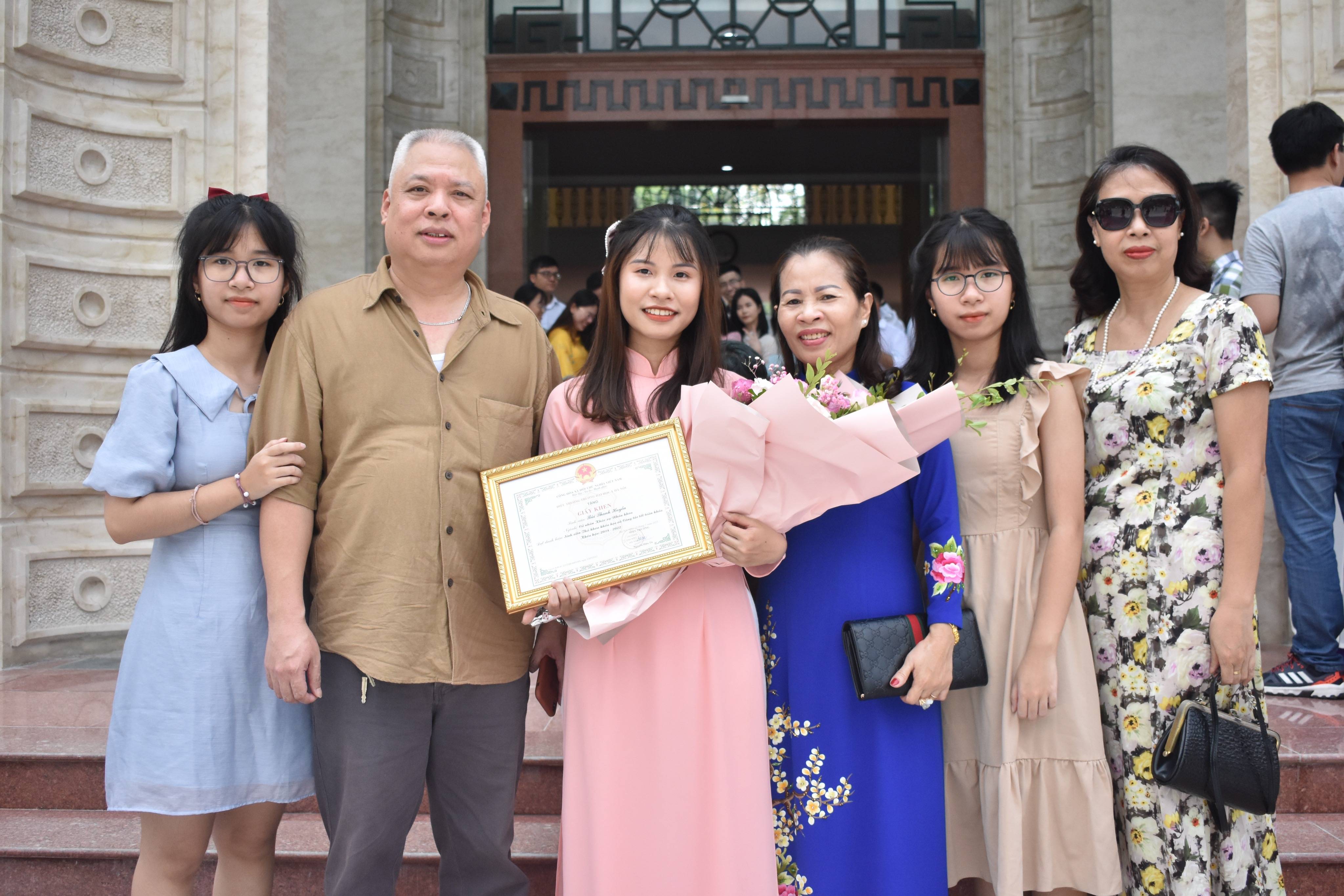 Bùi Thanh Huyền: Thủ khoa trường Y với ước mơ bảo vệ đôi mắt cho cộng đồng